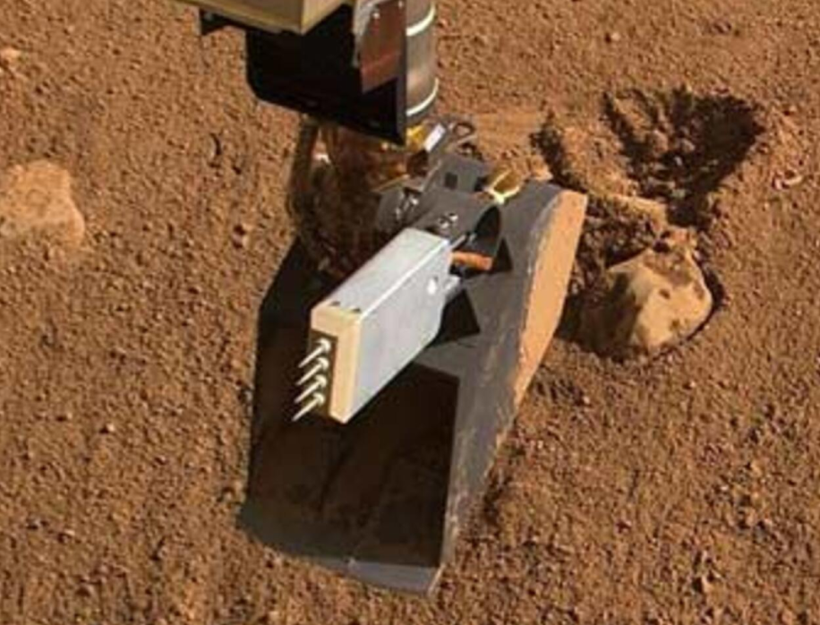 A photograph of the TECP sensor on a leg of the Phoenix Scout lander while on Martian regolith.